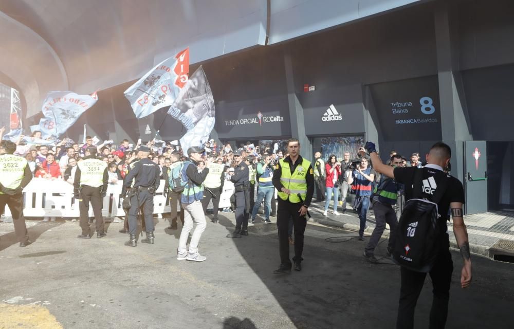 El celtismo vuelve a demostrar fuerza y compromiso en el recibimiento al Celta a su llegada al estadio.