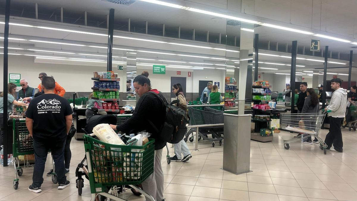 En busca de papel higiénico y agua tras el apagón: la imagen de los supermercados asturianos que recuerda a la pandemia