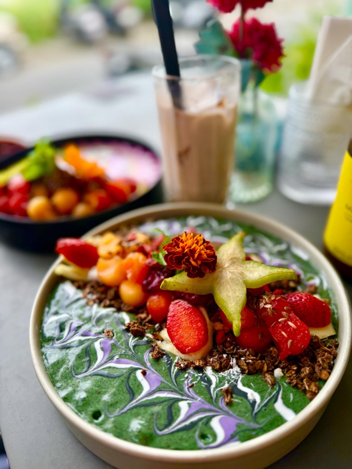 Los brunchs saludables y llenos de color se han convertido también en parte de la experiencia gastronómica de Bali.