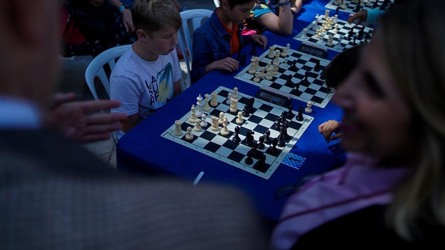 El Paseo del Parque acoge la primera final escolar de ajedrez con más de 100 participantes