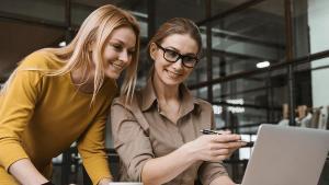 Mujeres en una oficina