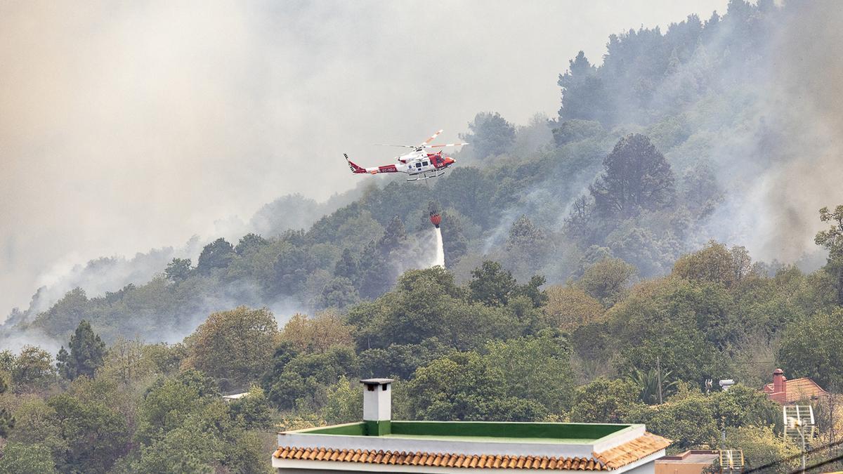 Un helicóptero trabaja en la extinción de un incendio forestal.