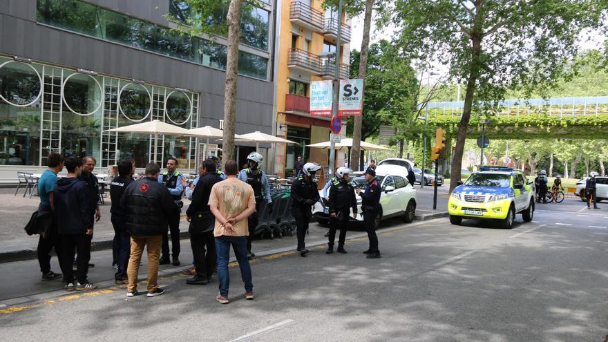 Els pagesos gironins protesten per la nova baixada del preu que els paguen per la llet i que els porta a la ruïna