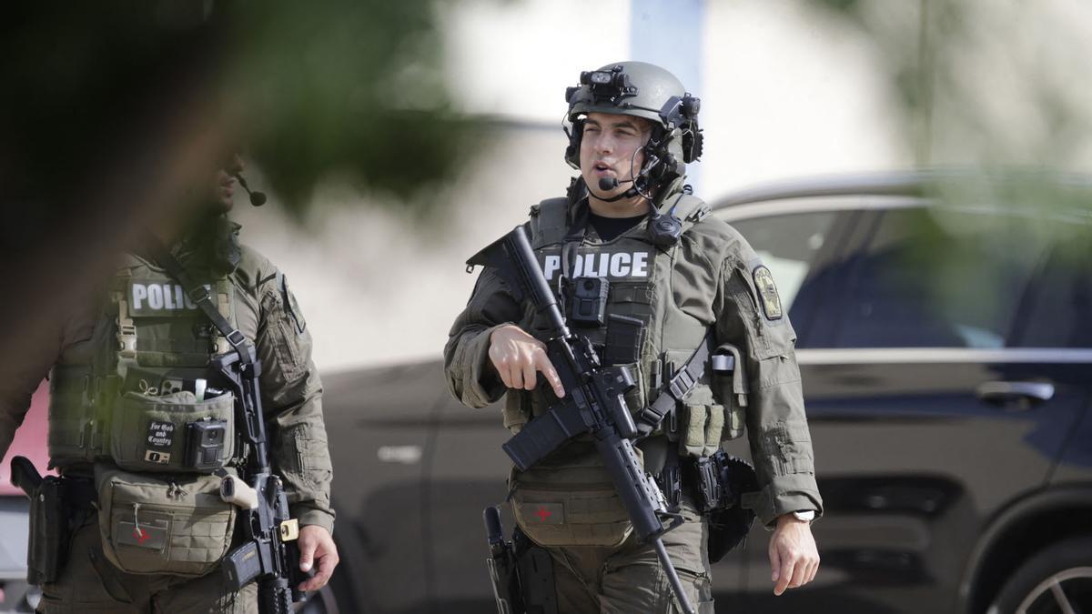 Policías armados ante un tiroteo en Allen Premium Outlets del área de Dallas.