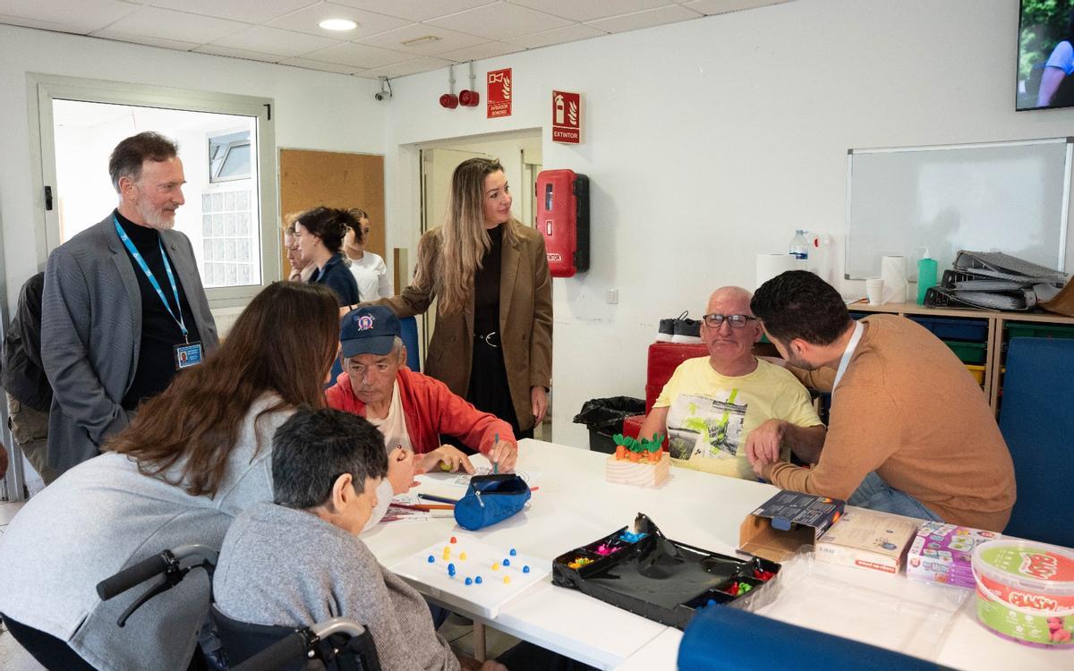 Las personas mayores hacen actividades cognitivas en el centro