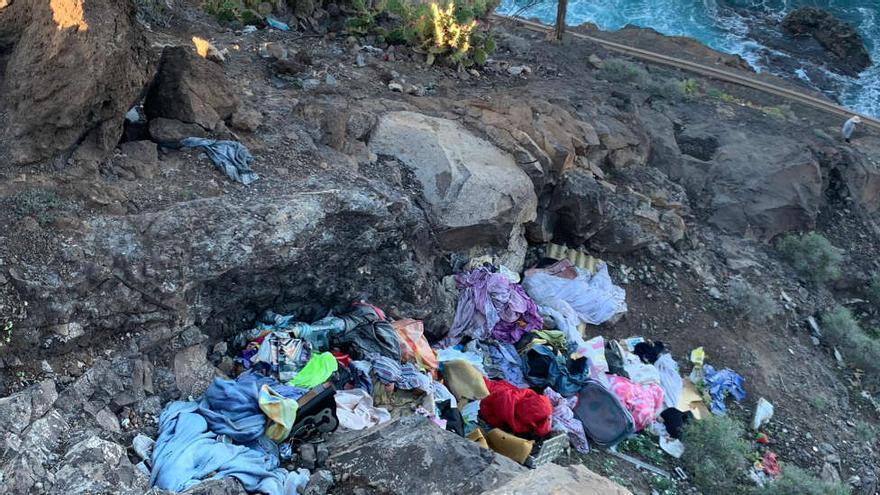 Basura en las laderas de El Confital