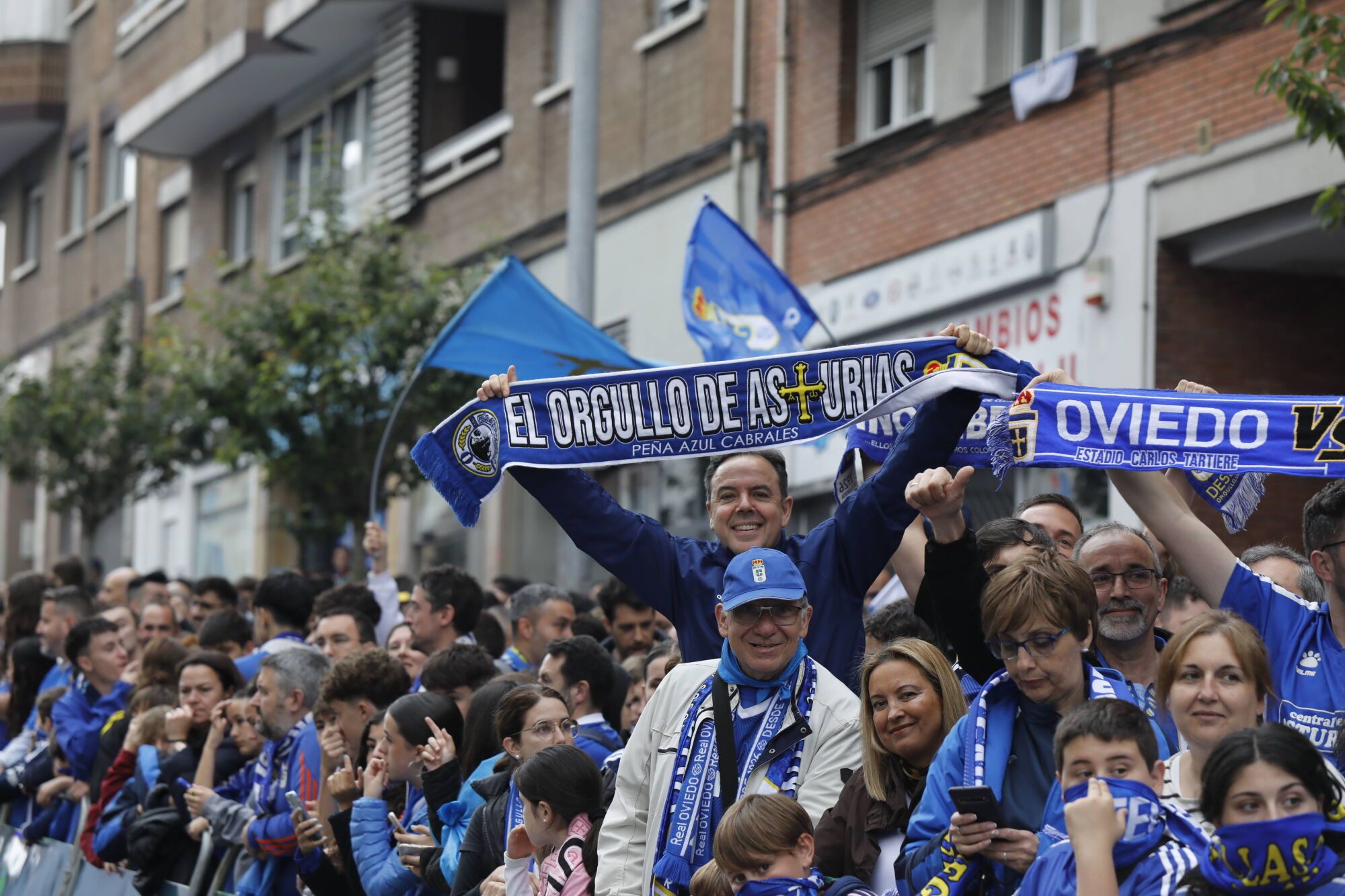 Así fue el recibimiento de la afición al Real Oviedo y toda la previa del último partido de la temporada
