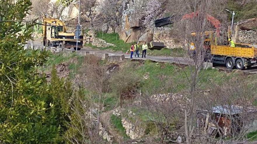 Las máquinas proceden a retirar malecones en la Ronda de Fermoselle.