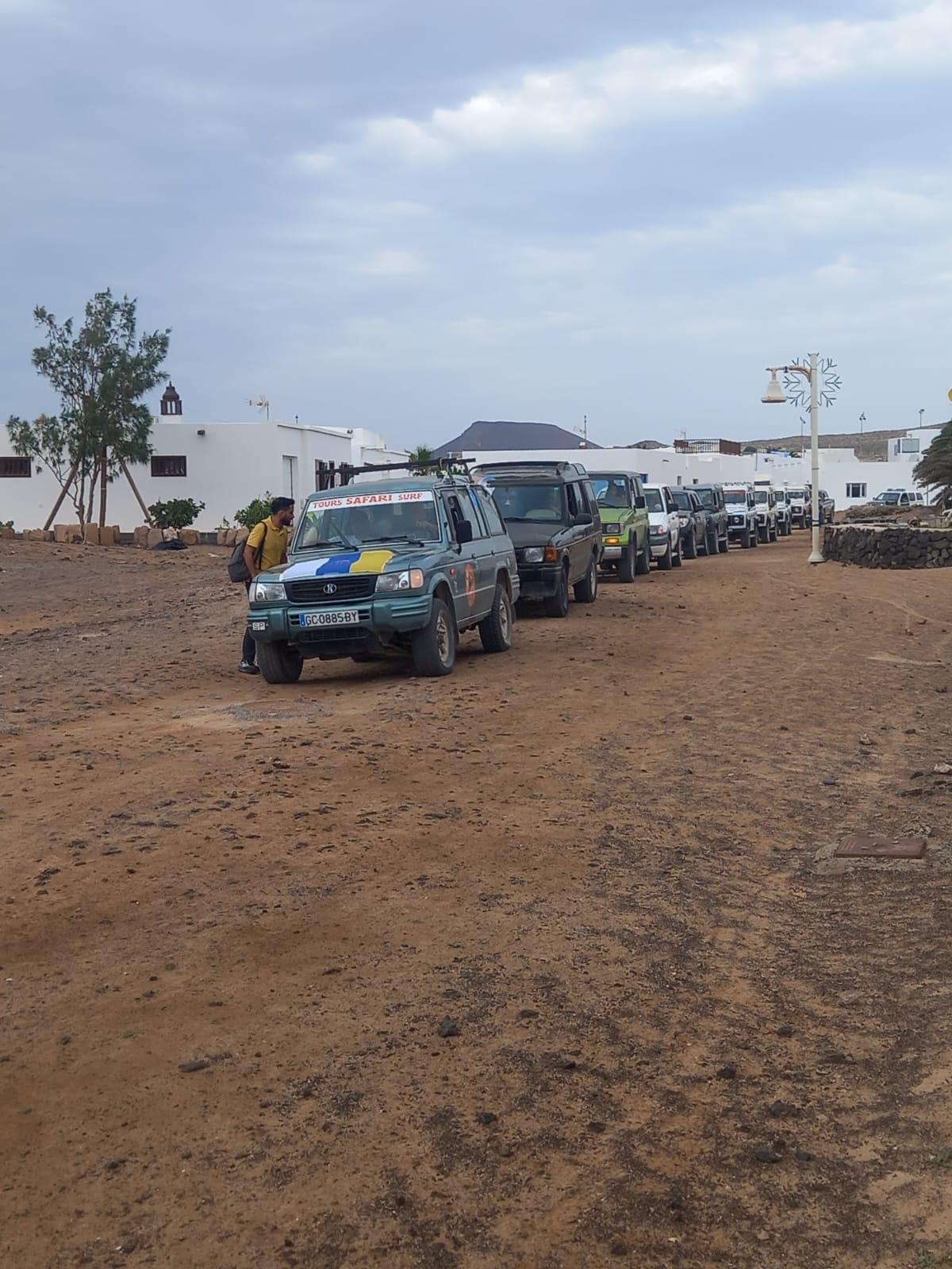 Manifestación de jeep safari en La Graciosa en contra del cierre del acceso a Playa Lambra.