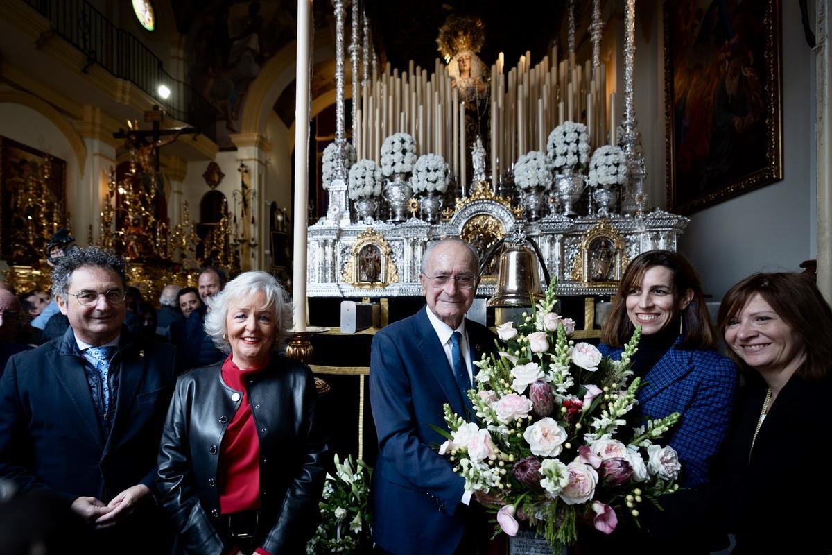 La canastilla de flores entregada por el alcalde para la ofrenda a la virgen de Las Penas