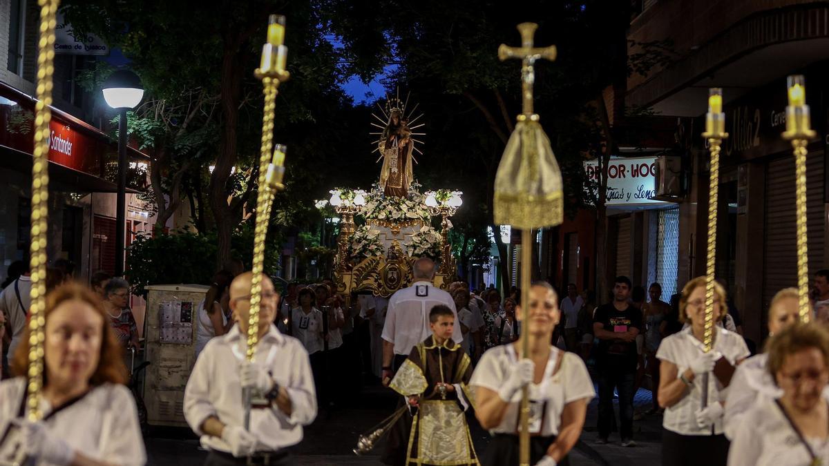 Una imagen en procesión durante Semana Santa en San Vicente del Raspeig, en una imagen de archivo.
