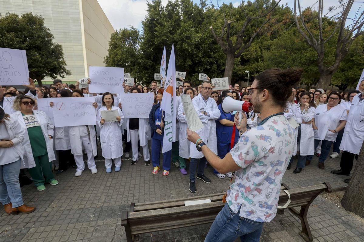 Protesta de los médicos del Hospital de Sant Joan contra el nuevo estatuto laboral