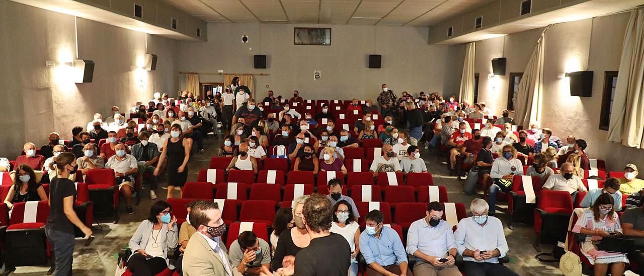 Aspecto que ofrecía la sala de cultura de Formentera, minutos antes del inicio de la sesión del Consell d’Entitats.