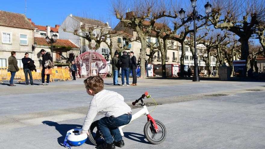 Un niño juega en la Plaza de España, en el centro de Ponte Caldelas. // FdV