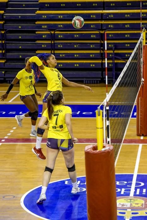 25-02-20 DEPORTES. CENTRO INSULAR DE LOS DEPORTES. LAS PALMAS DE GRAN CANARIA. Entrenamiento y foto de grupo del equipo femenino de volleyball IBSA 7 Palmas.    Fotos: Juan Castro.  | 25/02/2020 | Fotógrafo: Juan Carlos Castro