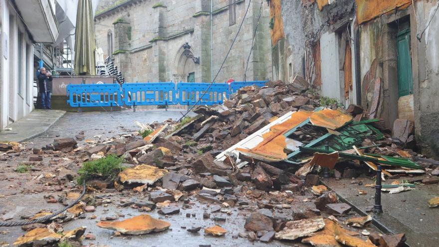 Los restos de la fachada que se desprendió en la calle Santiago, en pleno centro de Betanzos. |   // IAGO LÓPEZ