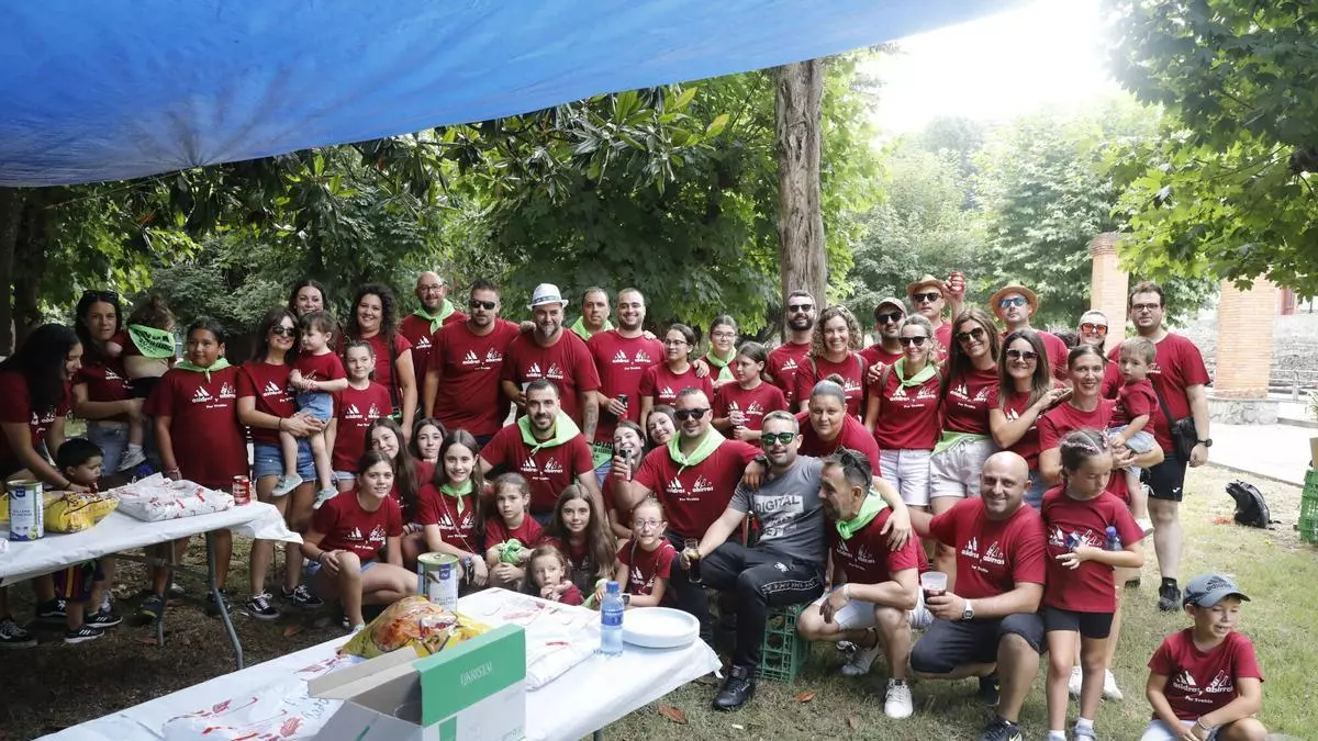 La familiaridad y los reencuentros marcan el último día de las fiestas de Trubia: “El ambiente y la cordialidad es lo mejor de la fiesta”