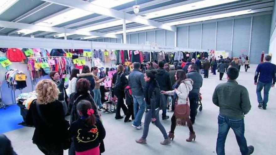 Personas que visitaron ayer los stands ubicados en la feria durante la jornada inaugural.