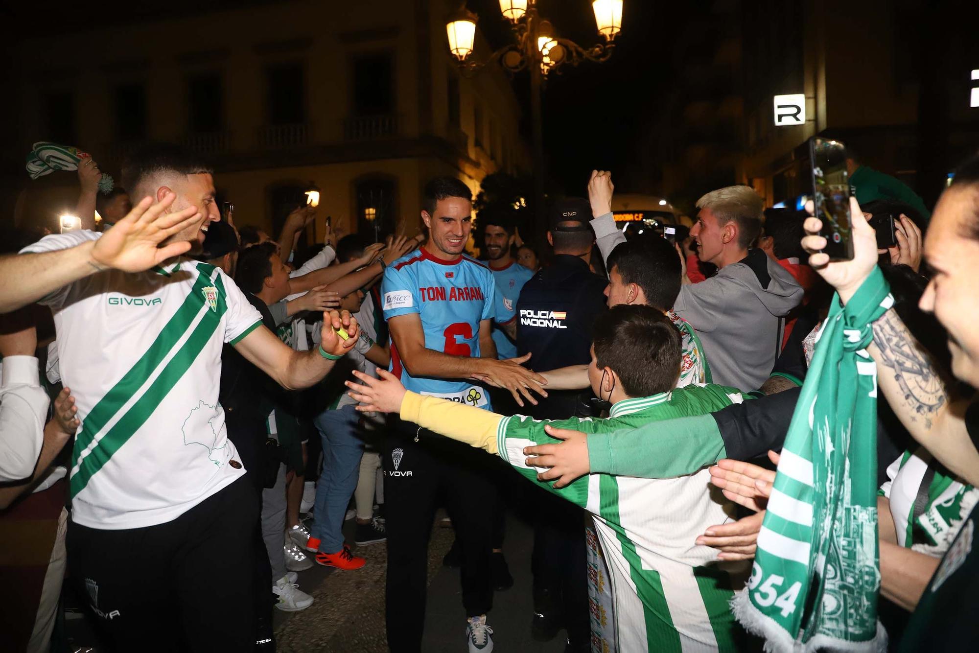 Los aficionados cordobesistas celebran el ascenso en Las Tendillas con el equipo