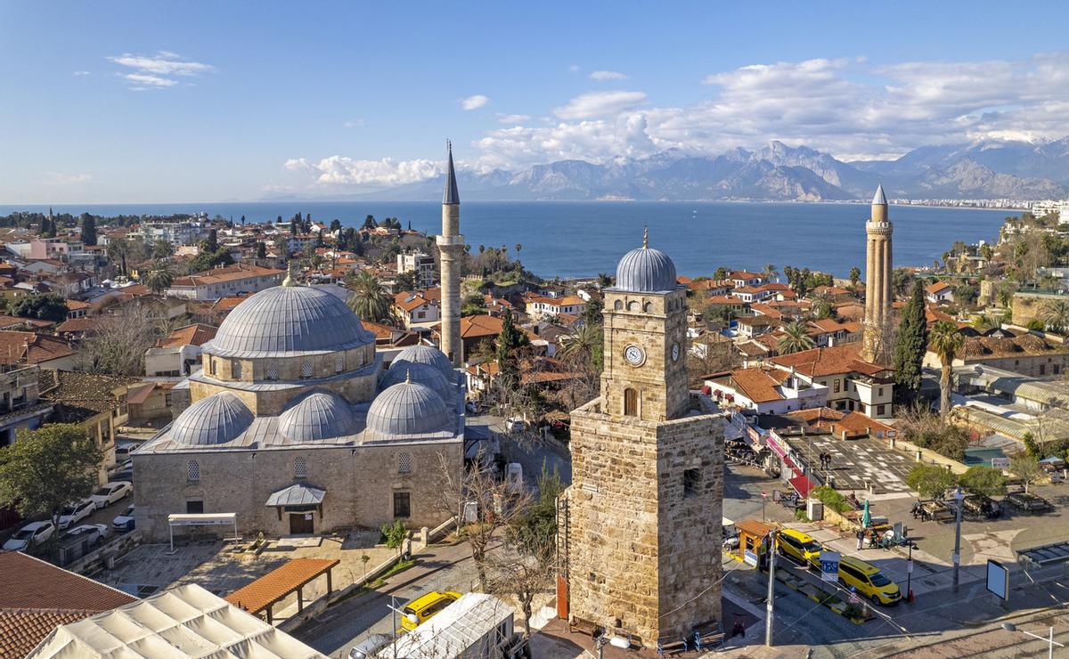 El casco antiguo de Antalya, la Torre del Reloj, el minarete de Yivli, la mezquita Tekeli Mehmet Pasa, el mar Mediterráneo y las montañas Tauro al fondo. Antalya, Turquía