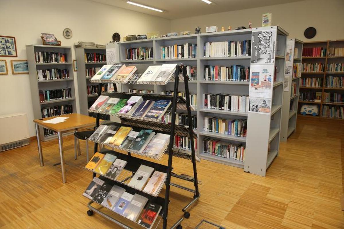 La biblioteca provisional de Bueu estaba vacía.   | // SANTOS ÁLVAREZ