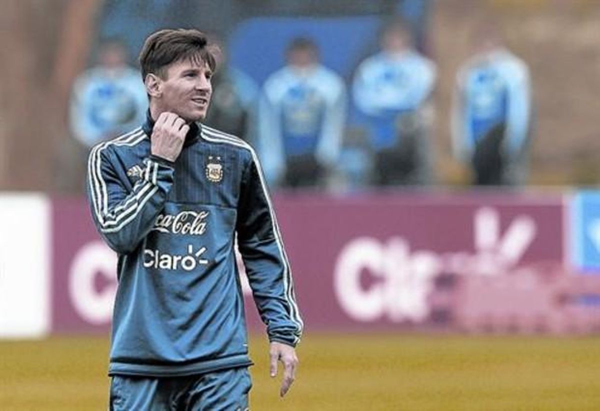 A punt 8 Messi, tranquil, en l’entrenament d’ahir de la selecció argentina a La Serena (Xile). A punt 8 Messi, tranquil, en l’entrenament d’ahir de la selecció argentina a La Serena (Xile).