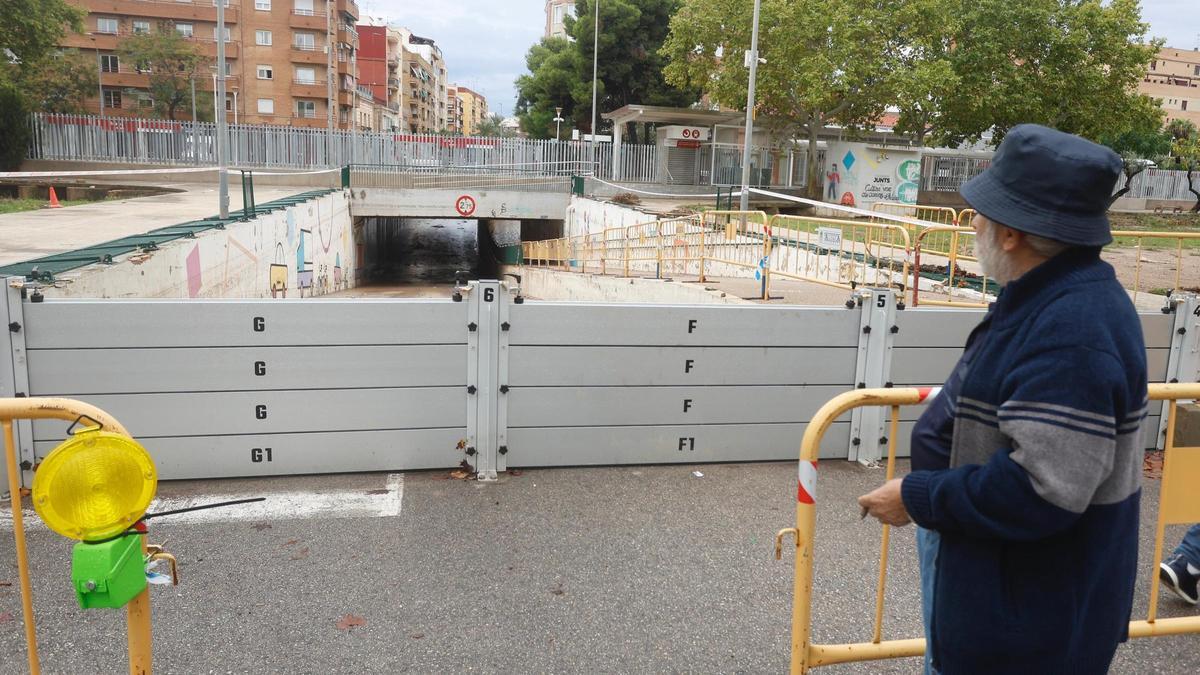 Las compuertas antirriadas frente al túnel inundado de madrugada en Aldaia.