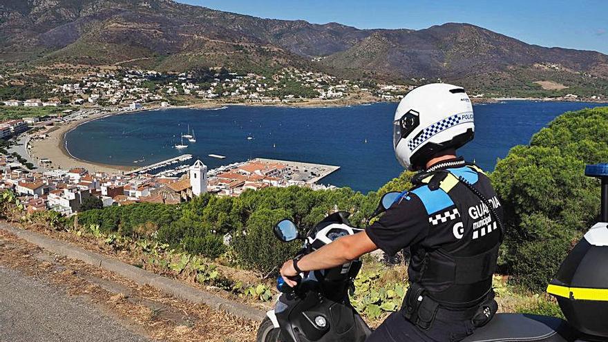 Els Bombers ja han donat per controlat el foc del cap de Creus