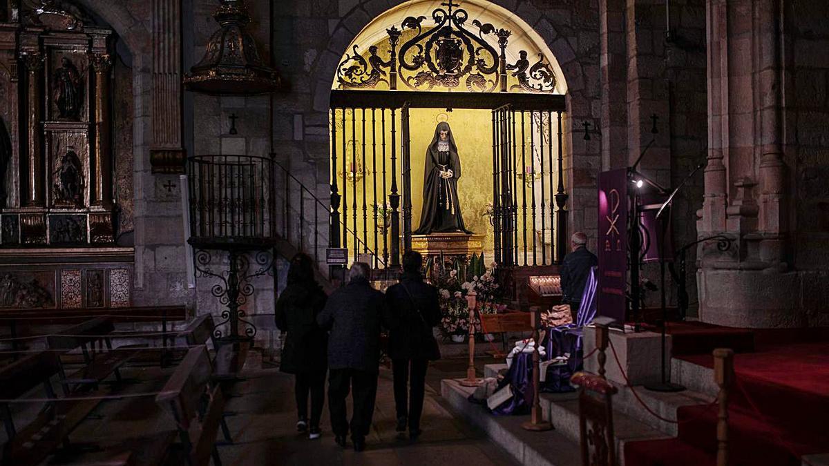 Arriba, el Cristo de las Injurias. Abajo, la Virgen de la Soledad. | Emilio Fraile