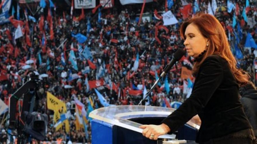 Kirchner celebra con un baño de masas la expropiación de YPF