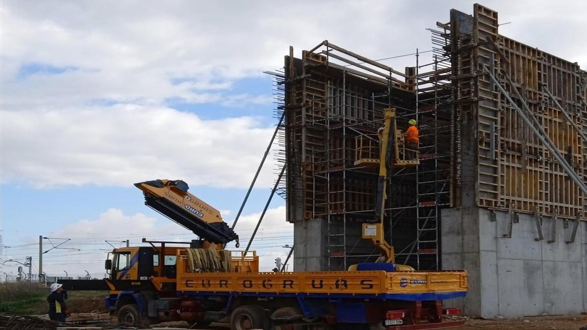 Obras que se realizan en Almodóvar para construir el ramal del AVE.