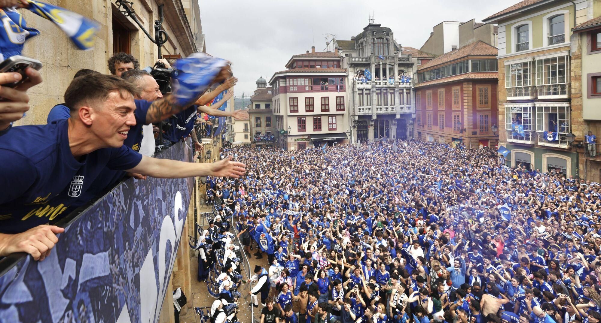 Locura azul en las calles de Oviedo para celebrar el ascenso del equipo a Primera División