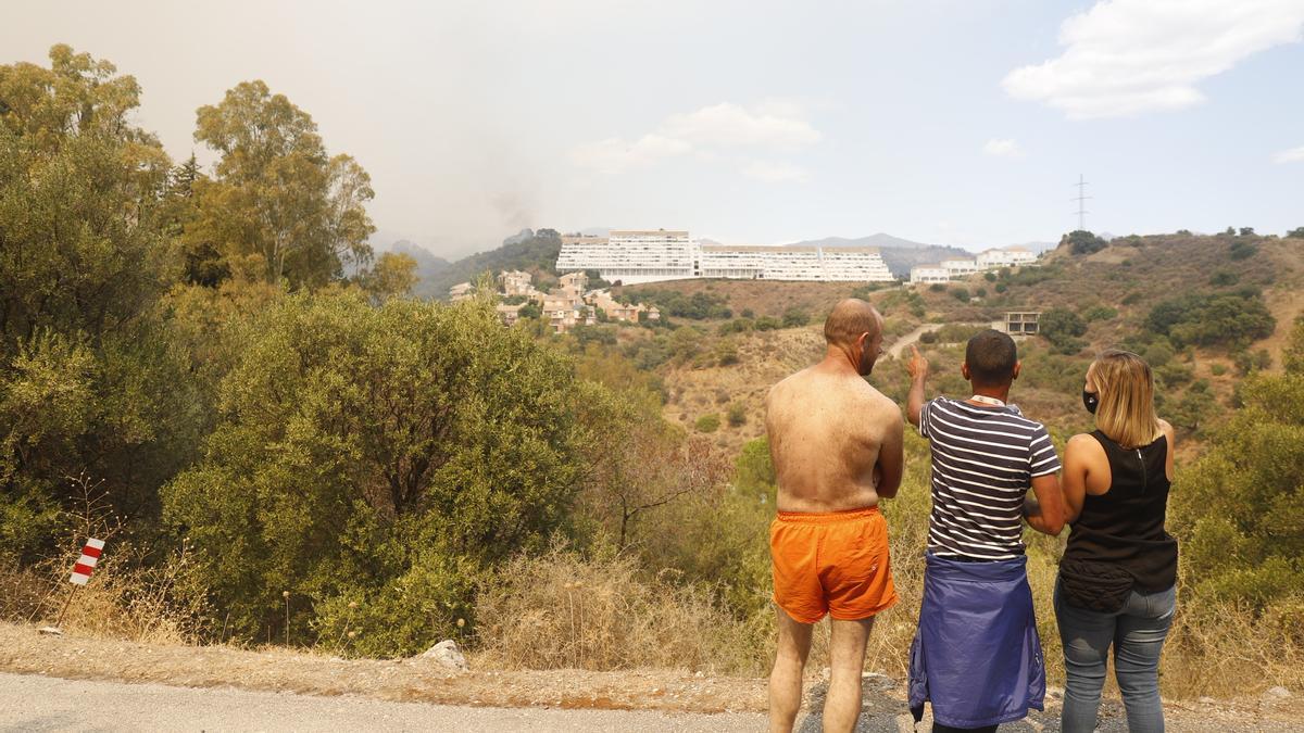 Un incendio en Sierra Bermeja provoca el desalojo de 500 personas
