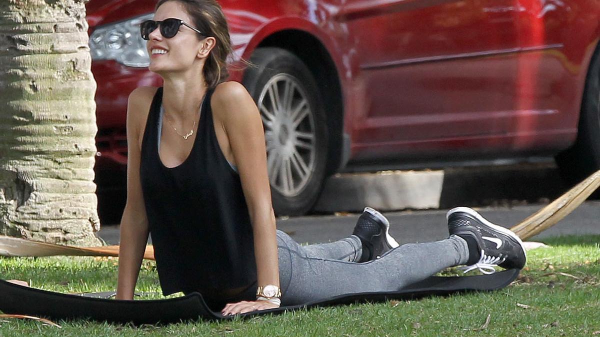 Alessandra Ambrosio haciendo yoga