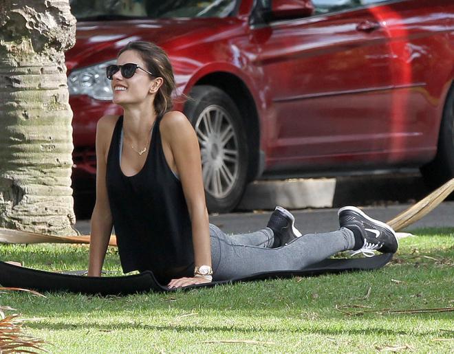 Alessandra Ambrosio haciendo yoga