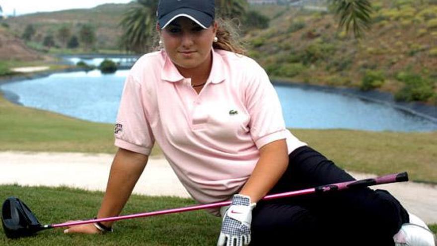 Teresa Casasús, mejor golfista de su categoría en Canarias, antes de su entrenamiento en el club de golf El Cortijo. i JUAN CARLOS CASTRO