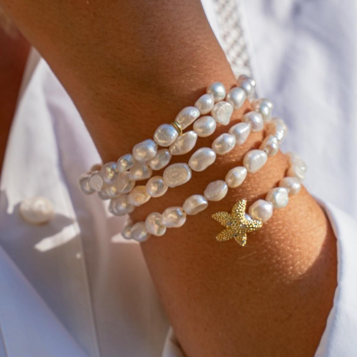 Pulsera elaborada con perlas cultivadas y oro.