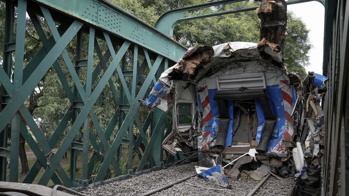 Tren de pasajeros se estrelló contra un tren de mantenimiento en Buenos Aires, dejando al menos 30 personas hospitalizadas, dos de las cuales estaban en estado grave