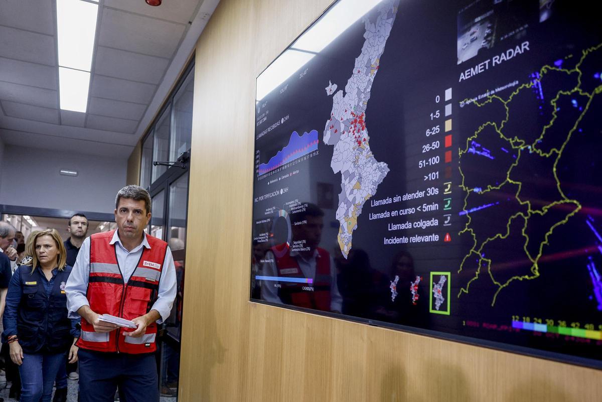 El expresidente de la Generalitat, Carlos Mazón, en el Centro de Coordinación de Emergencias de l'Eliana, en los días posteriores a la emergencia.