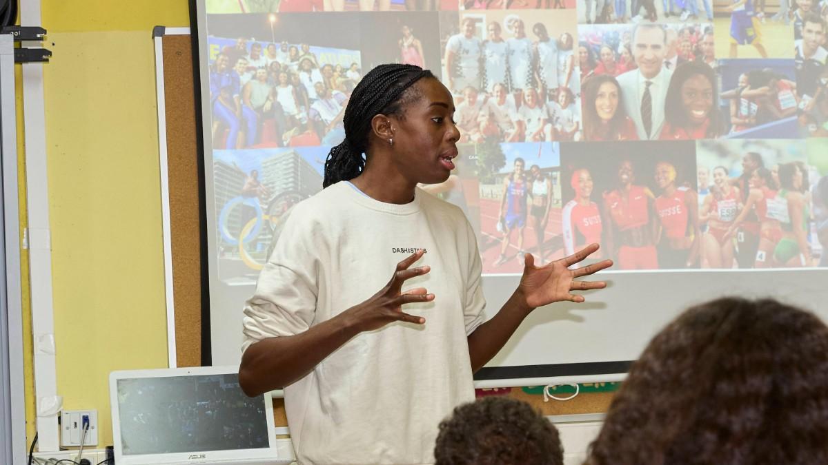 Bokesa durante la charla con los menores del centro CRAE Llar Les Vinyes