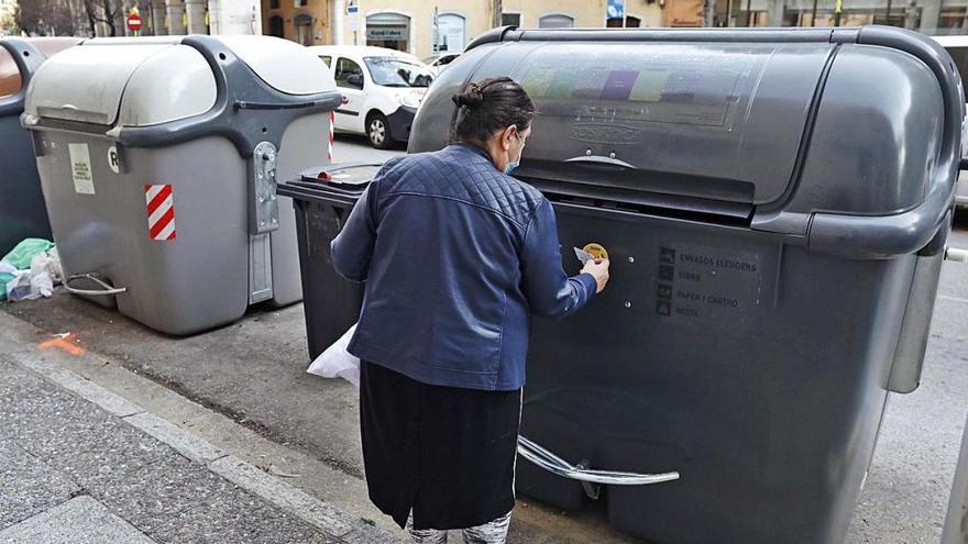 U na usuària dels nous contenidors, el desembre passat