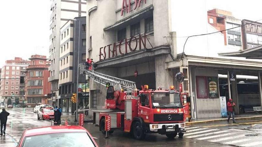 Caída de cascotes en la estación de autobuses por las intensas lluvias