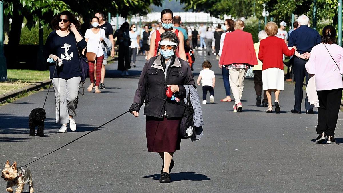 Vecinos paseando por el parque de San Diego, en Os Castros.   | // CARLOS PARDELLAS