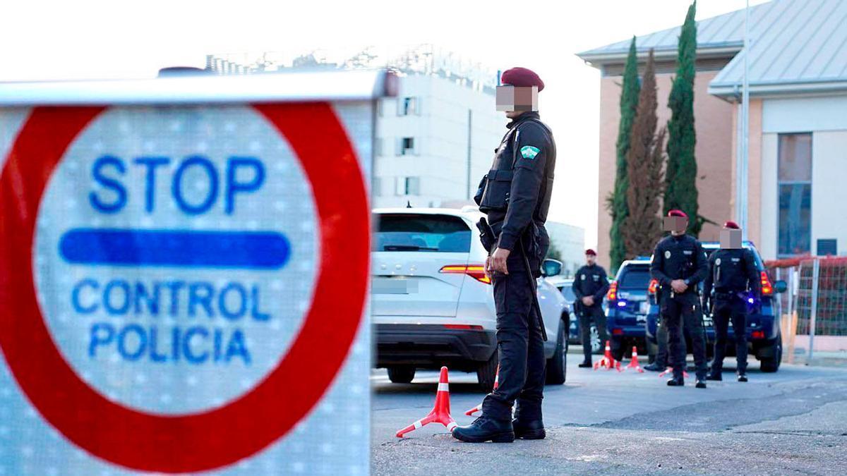 VÍDEO | Despliegue de efectivos del GAR en la barriada de El Cerezo de Sevilla
