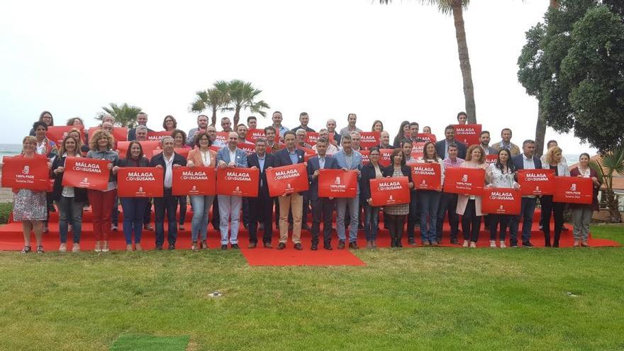 Alcaldes y portavoces de la provincia, ayer en Torremolinos, muestran su apoyo a Díaz.