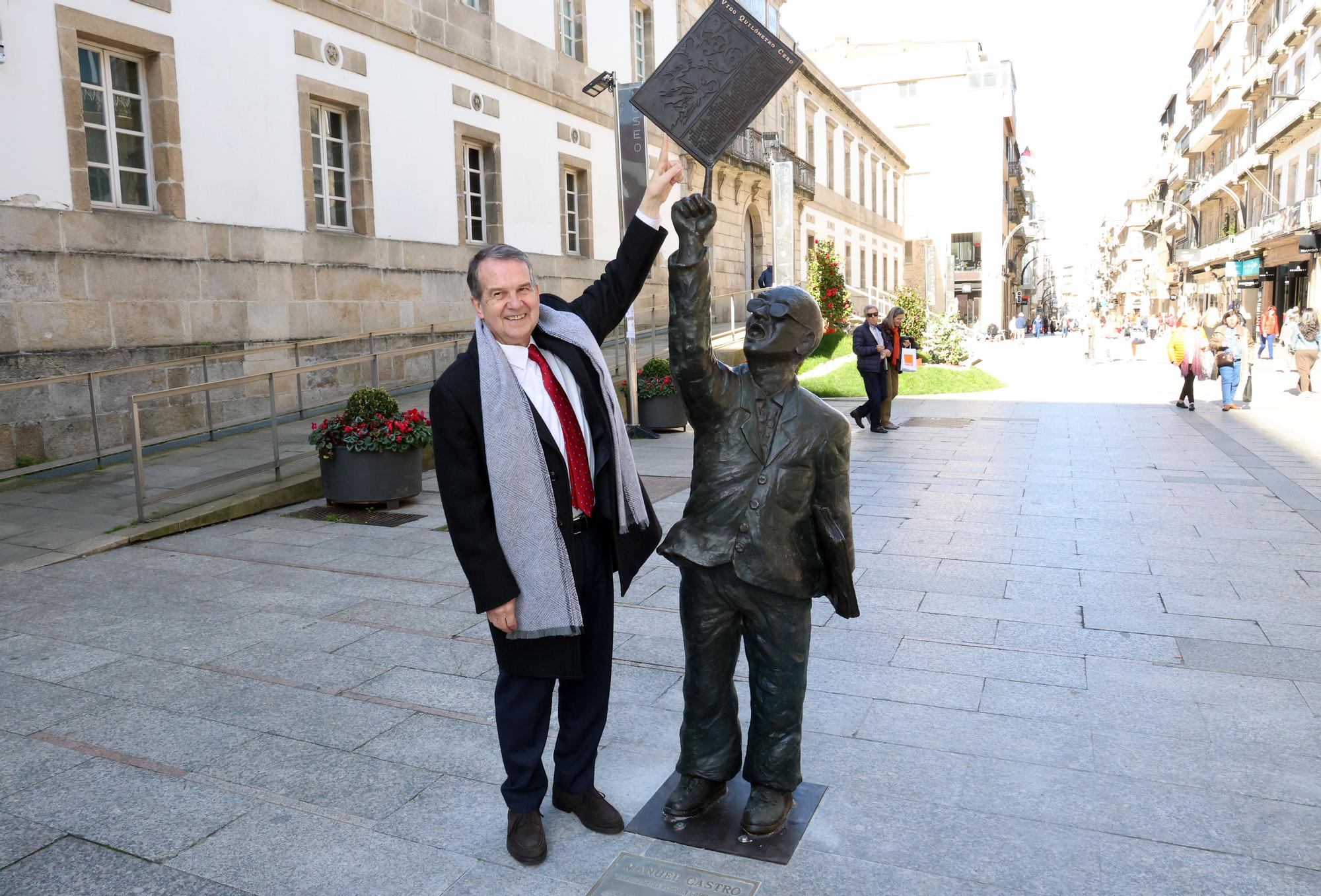 La estatua de Manuel Castro vuelve a Príncipe con nuevos refuerzos