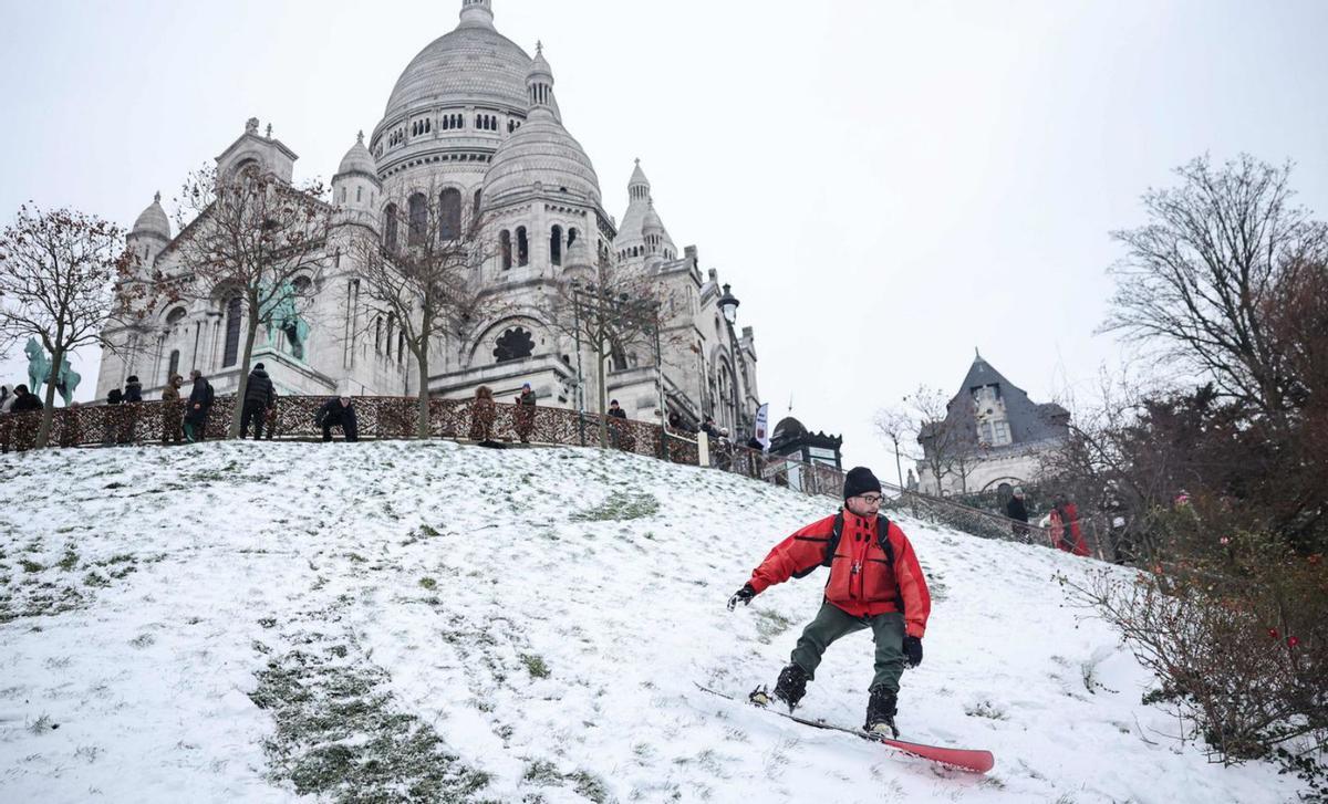 La neu paralitza París i Amsterdam i fa cancel·lar centenars de vols