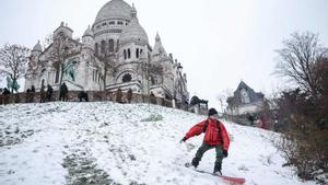 La neu paralitza París i Amsterdam i fa cancel·lar centenars de vols