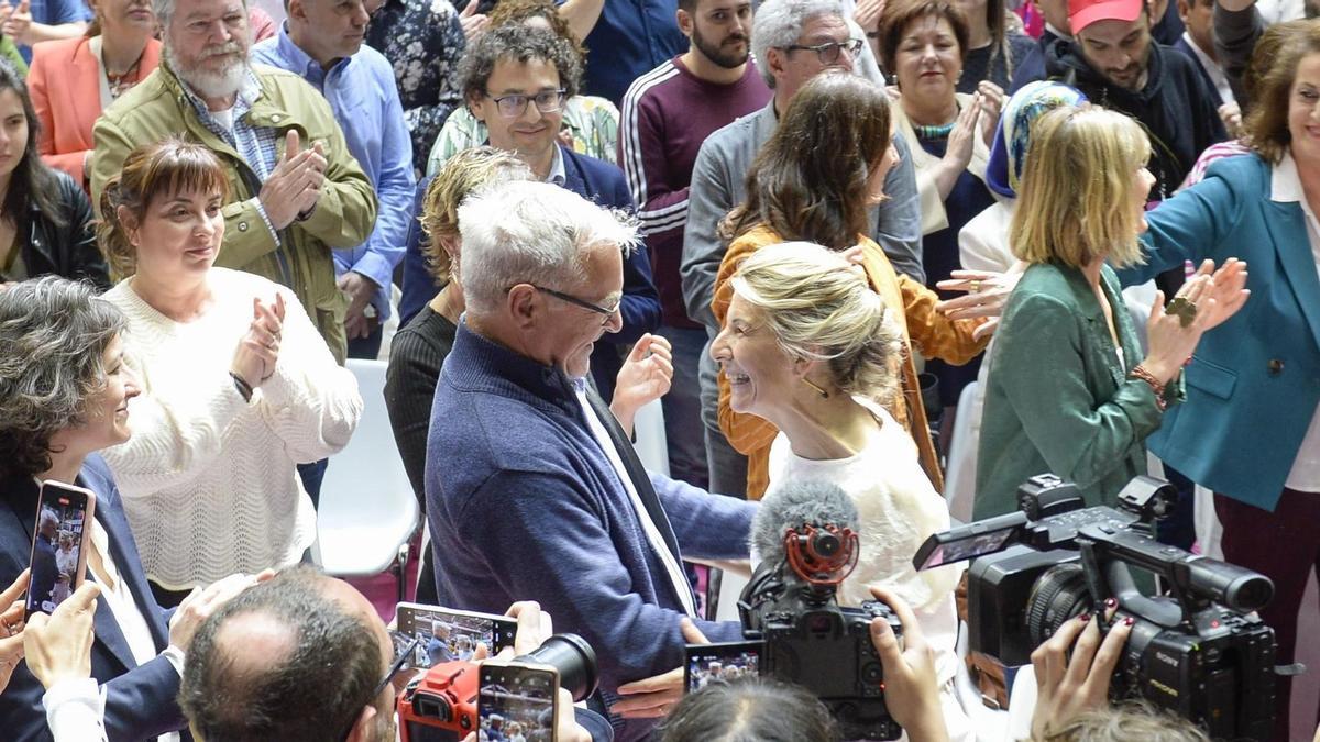 Joan Ribó y Yolanda Díaz se saludan efusivamente durante el acto de presentación de Sumar.