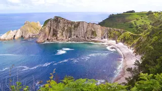 Parece Tailandia, pero es Asturias: esta es la playa más espectacular de la región (y no, no está en Llanes)
